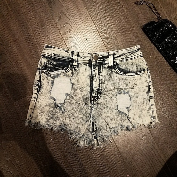 Sneak Peek Pants - High rise Cheeky short M